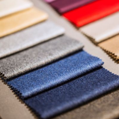 Campionario di tessuti per arredamento in diversi colori e trame